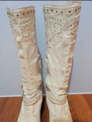 Stivali alti in pelle beige con tacco