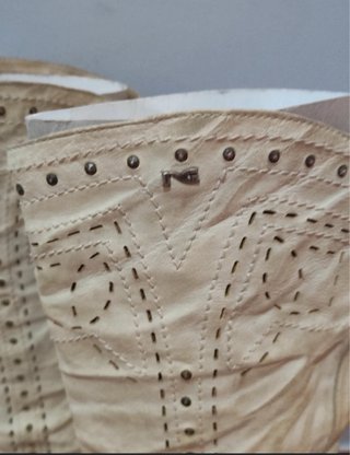 Stivali alti in pelle beige con tacco
