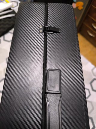 Maletín negro con diseño de carbono.