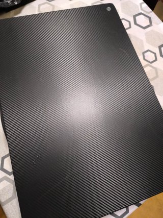 Maletín negro con diseño de carbono.