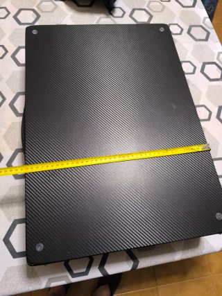 Maletín negro con diseño de carbono.