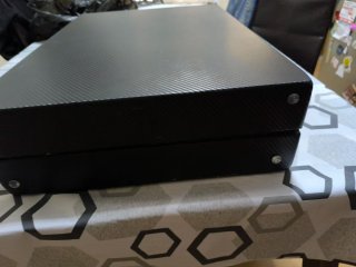 Maletín negro con diseño de carbono.