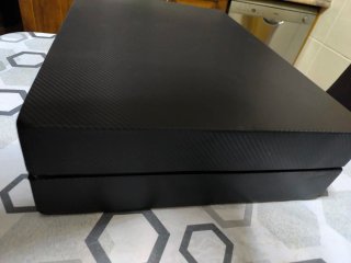 Maletín negro con diseño de carbono.