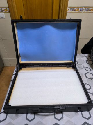 Maletín negro con diseño de carbono.