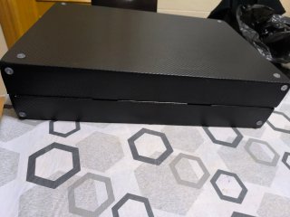 Maletín negro con diseño de carbono.