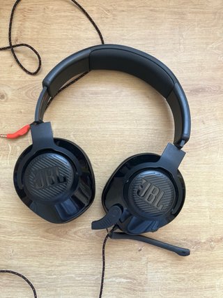 Auriculares JBL negros con micro dañado