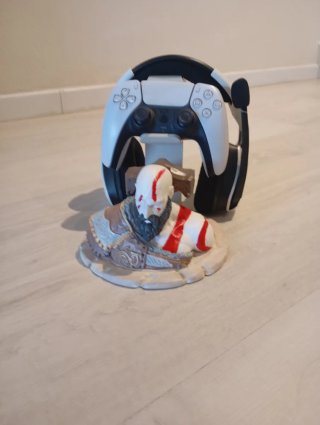 Soporte PS5 con Figura Kratos