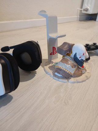 Soporte PS5 con Figura Kratos
