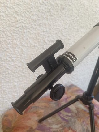 Telescopio de juguete con trípode