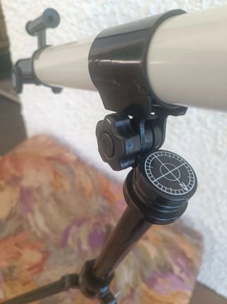 Telescopio de juguete con trípode