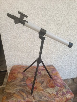 Telescopio de juguete con trípode