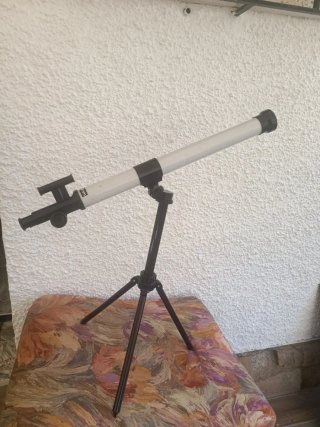 Telescopio de juguete con trípode