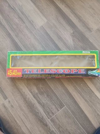 Telescopio de juguete con trípode