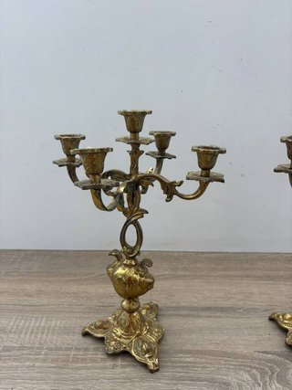 PAREJA CANDELABROS DORADOS