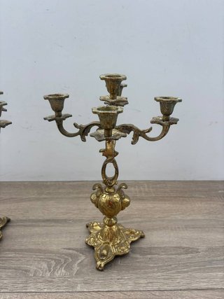 PAREJA CANDELABROS DORADOS