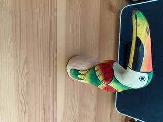 Loro tucán de madera pintado