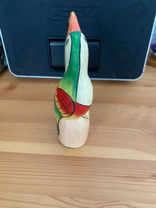 Loro tucán de madera pintado