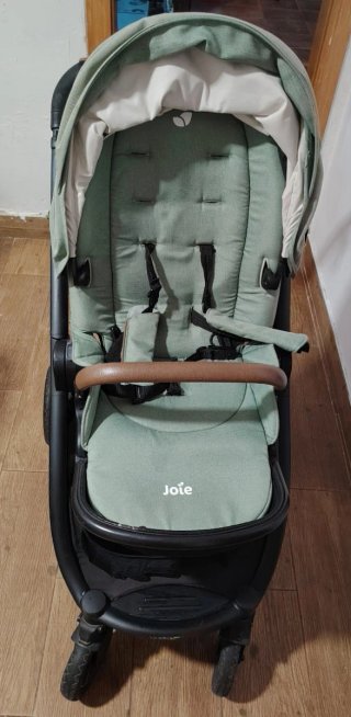 Carrito de bebé Joie.