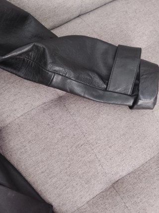 Gabardina de piel negra