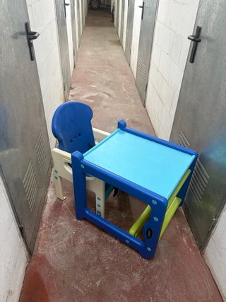 Trona y mesa de juegos para niños