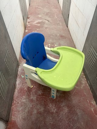 Trona y mesa de juegos para niños