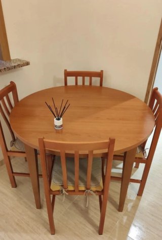 Mesa extensible cerezo con 4 sillas