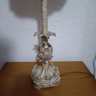 Lámpara de mesa beige y marrón