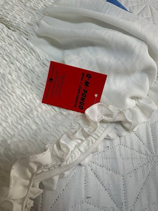 Blusa blanca escotada con volantes