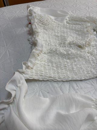 Blusa blanca escotada con volantes
