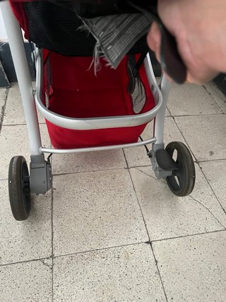 Carrito de bebé rojo