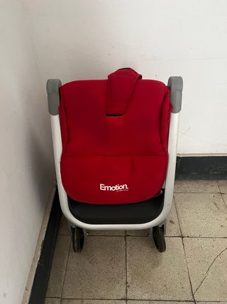Carrito de bebé rojo