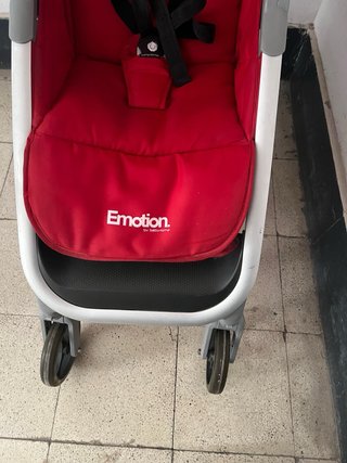 Carrito de bebé rojo