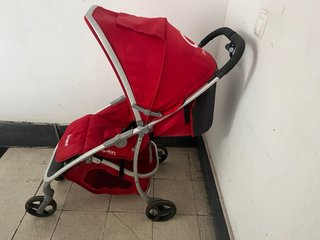 Carrito de bebé rojo