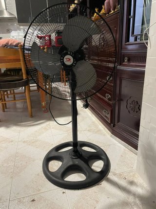 Ventilador de pie negro