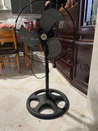 Ventilador de pie negro