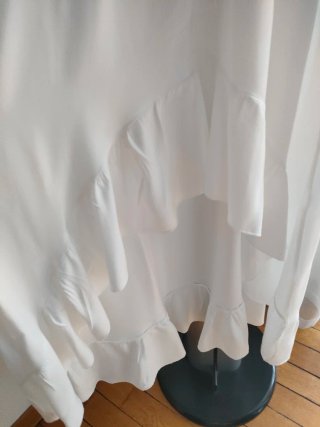 Vestito bianco lungo con volant