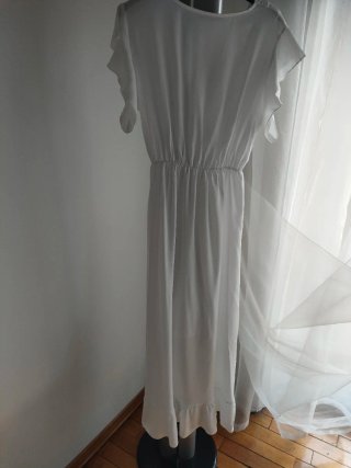 Vestito bianco lungo con volant