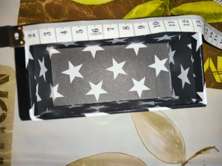 Cajitas de cartón duro y dibujos de estrellas.