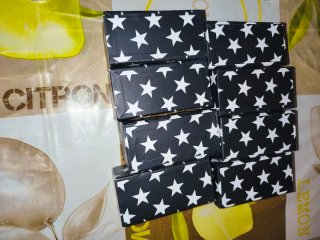 Cajitas de cartón duro y dibujos de estrellas.