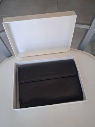 Cartera de piel negra