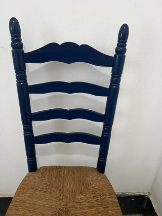 Silla azul de madera con asiento de yute