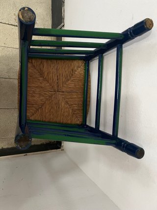 Silla azul de madera con asiento de yute