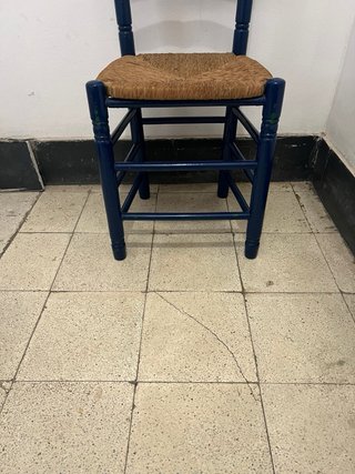 Silla azul de madera con asiento de yute