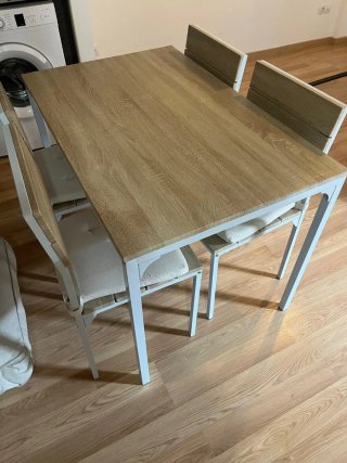Mesa y 4 Sillas Comedor