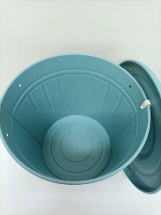 Cubo metálico turquesa con tapa