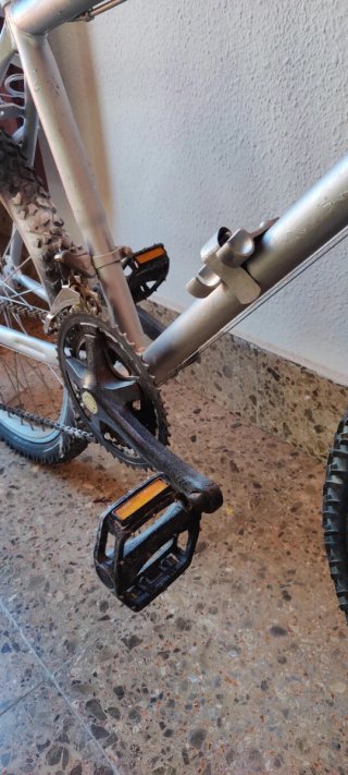 Bicicleta junior galvanizado en gris.