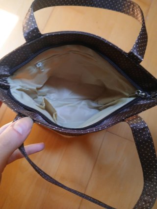 Bolso de mano con flores beige y marrón