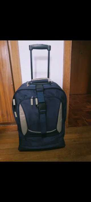 Mochila de viaje con ruedas azul y beige