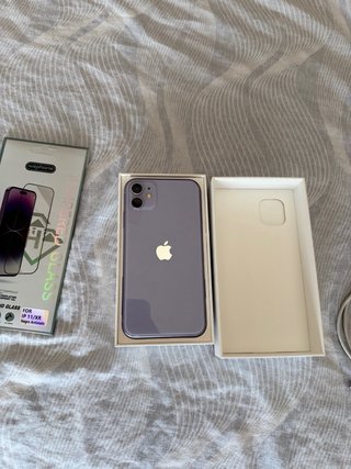 iPhone 11 64GB Morado + Protector Pantalla.