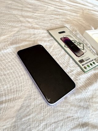 iPhone 11 64GB Morado + Protector Pantalla.